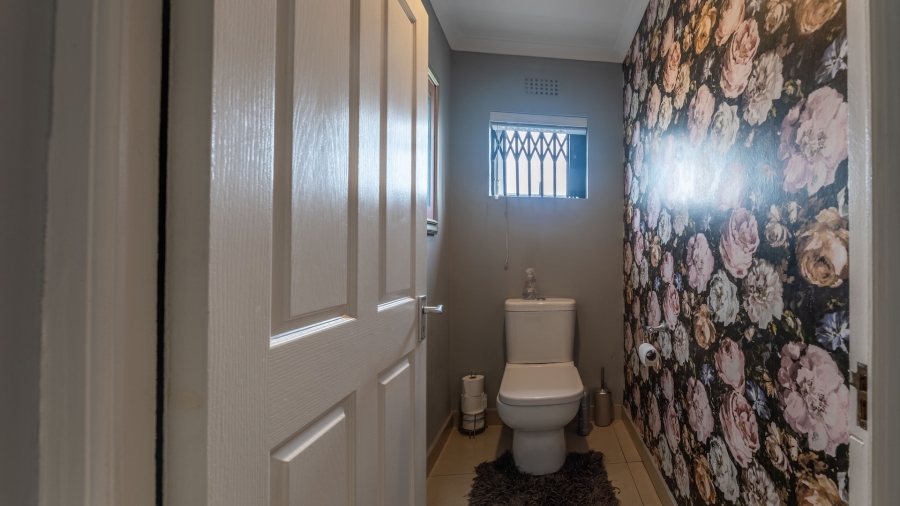 5 Bedroom Property for Sale in Flamingo Vlei Western Cape